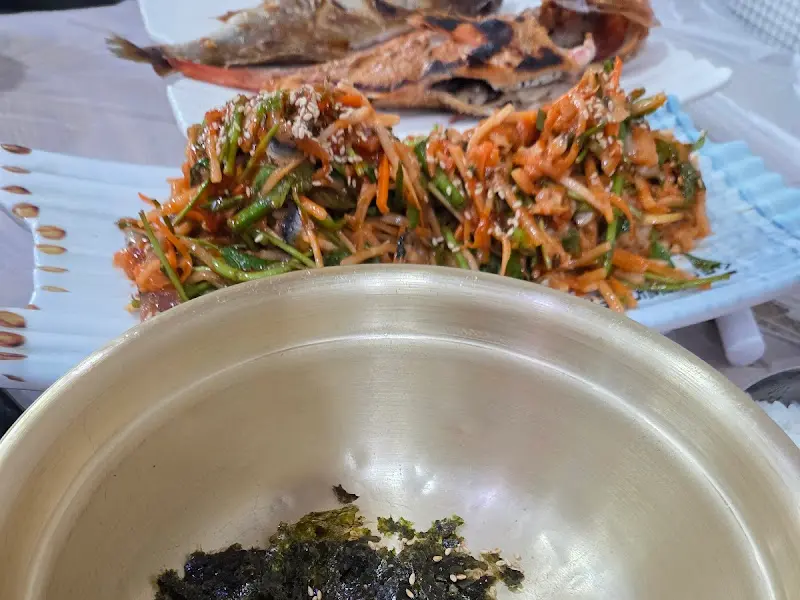 멸치회무침과 바지락회무침