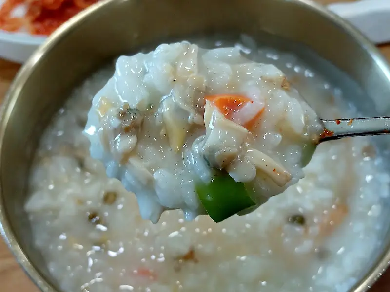 숟가락 가득 바지락죽