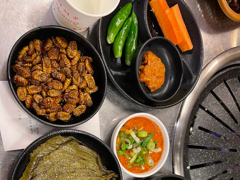 다래원막창에서 제공하는 다양한 밑반찬들