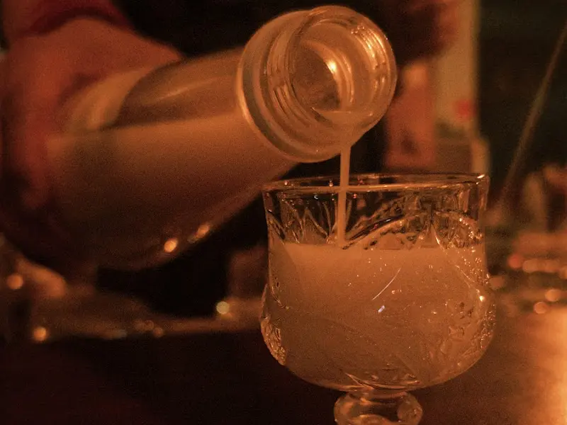 막걸리 탄산 음료를 따르는 모습