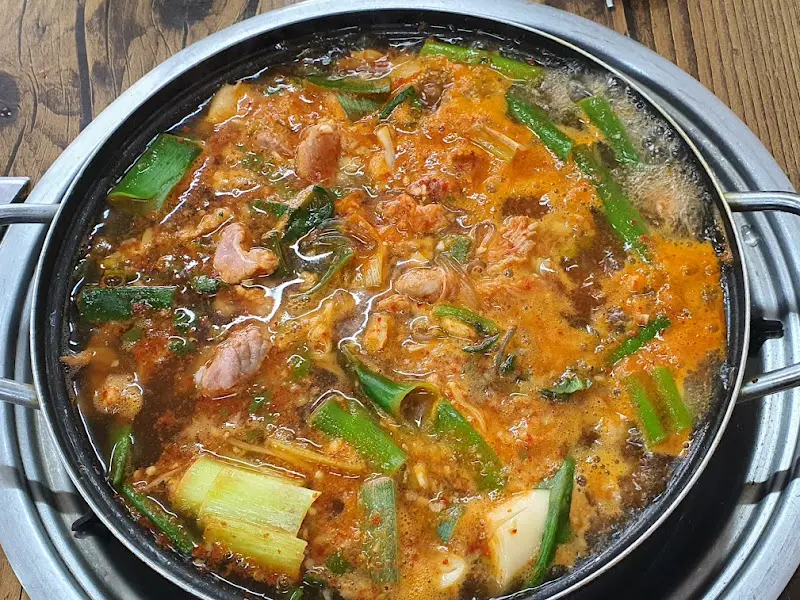맛있게 끓고 있는 곱창전골