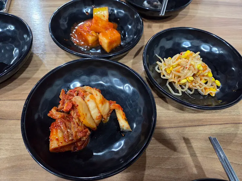 정갈하게 담겨 나온 밑반찬