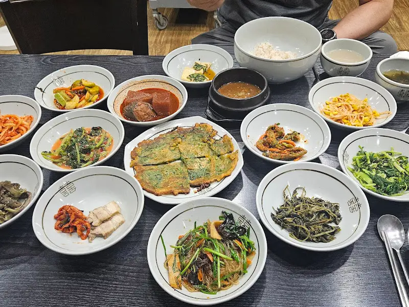 테이블 가득 채운 반찬