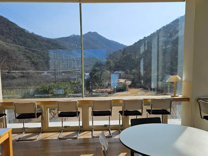 창밖으로 보이는 무등산 풍경