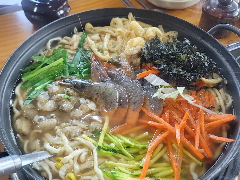 해산물의 향연이 펼쳐지는 칼국수