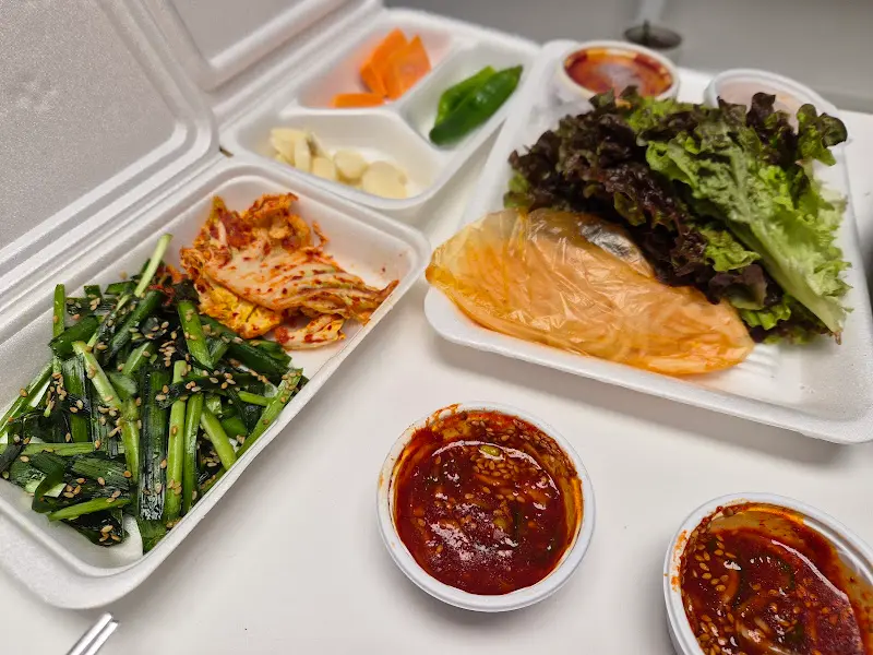 족발과 곁들임 채소 클로즈업