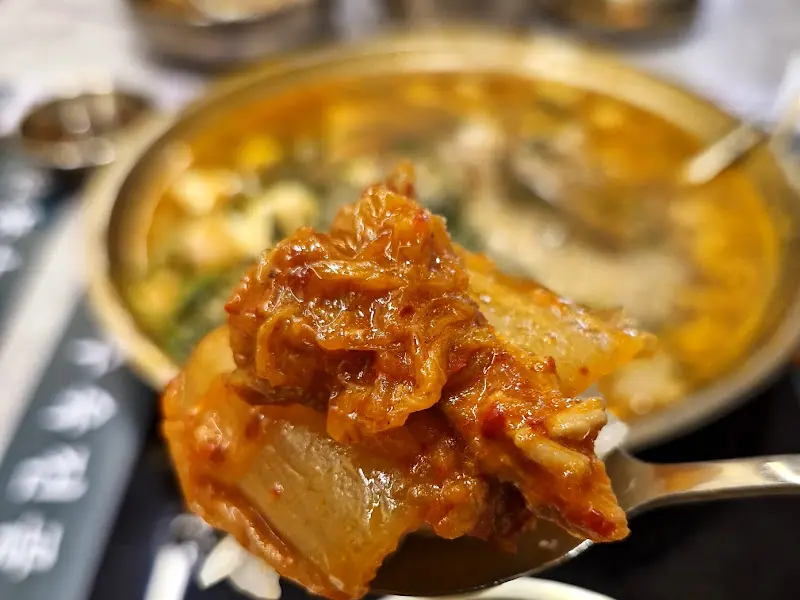 김치찜을 숟가락으로 들어올린 모습