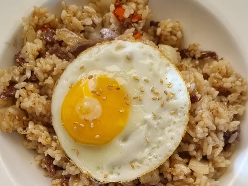 반숙 계란 프라이가 올려진 소고기 볶음밥