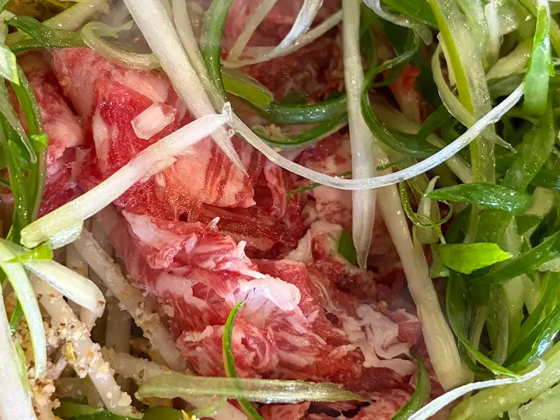 불판 위에서 익어가는 불고기의 모습