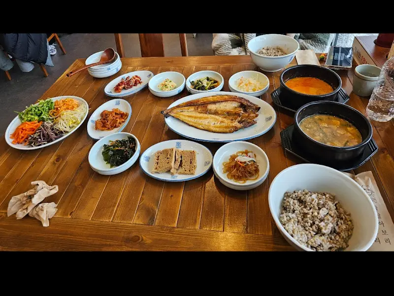 정갈하게 차려진 보리밥 한 상