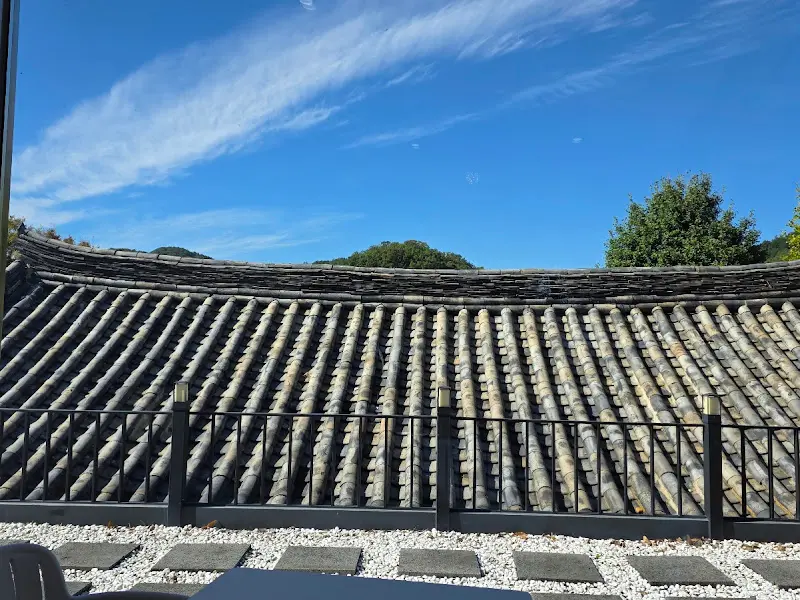 아비아채의 기와지붕