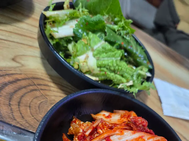 칼국수와 함께 나오는 밑반찬 김치와 겉절이