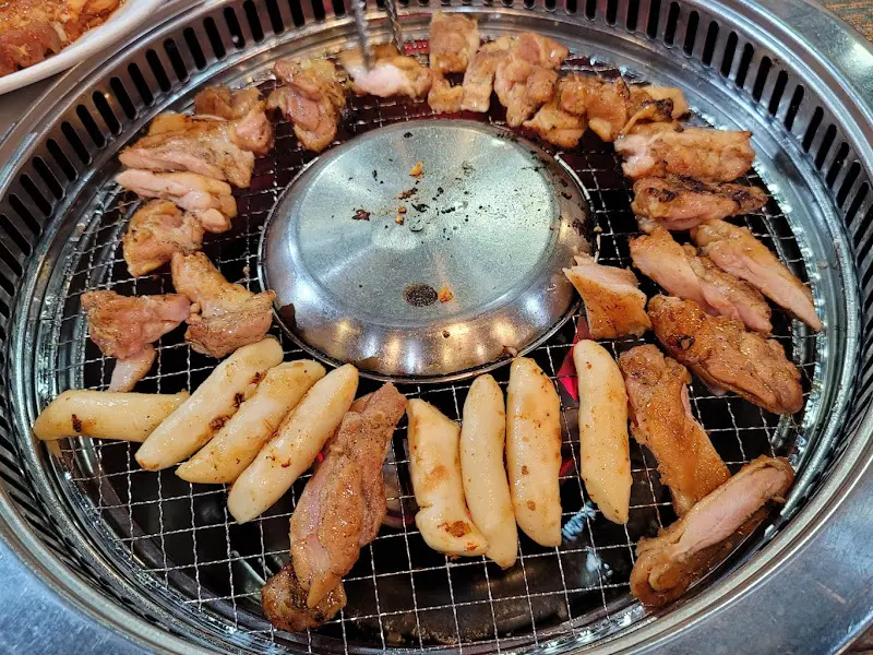 숯불 위에서 익어가는 닭갈비