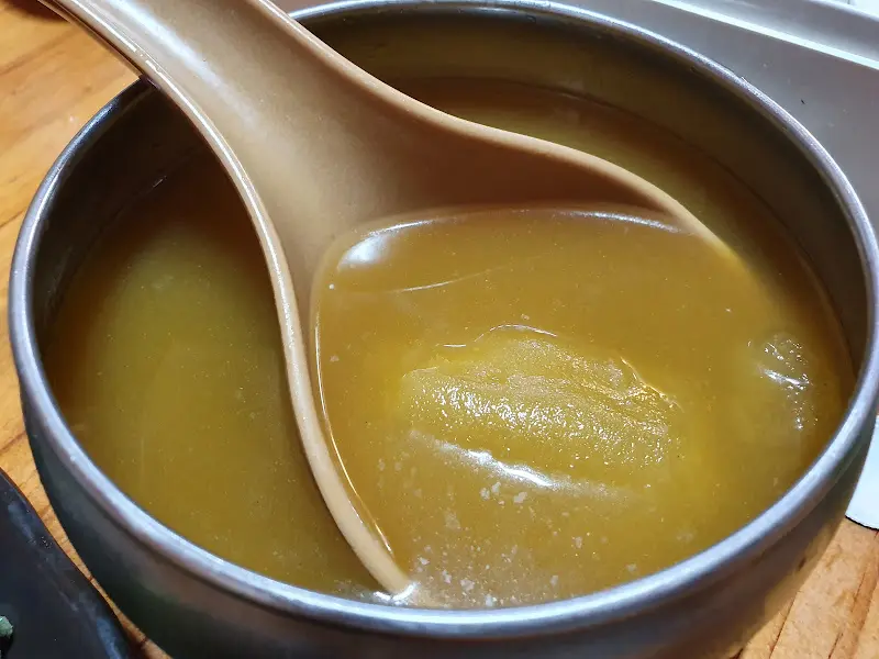 시원하고 깔끔한 맛의 막국수 육수