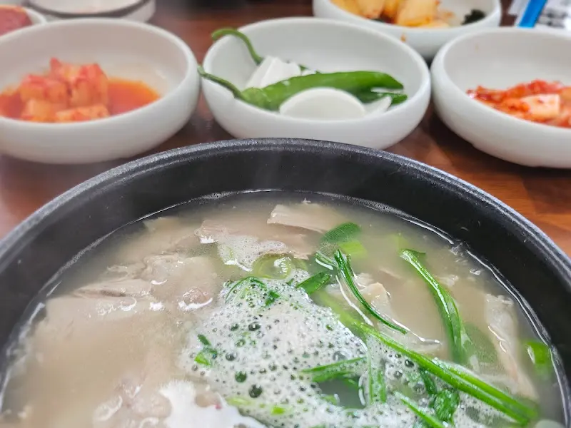 뽀얀 국물이 인상적인 돼지국밥