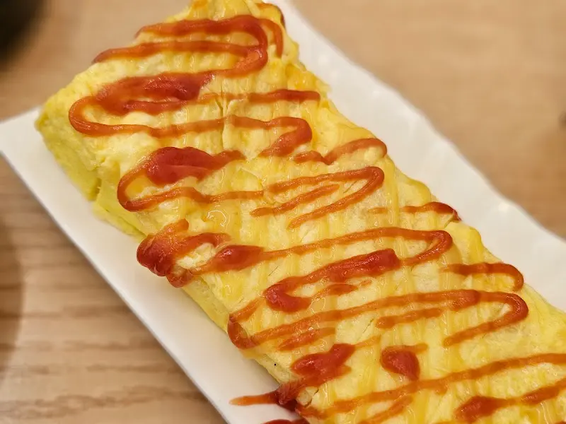 케첩이 뿌려진 두툼한 계란말이