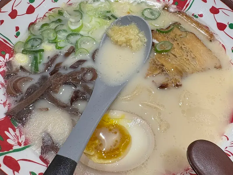 돈코츠 라멘 국물에 다진 마늘을 넣은 모습