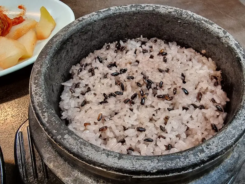 윤기가 자르르 흐르는 돌솥밥