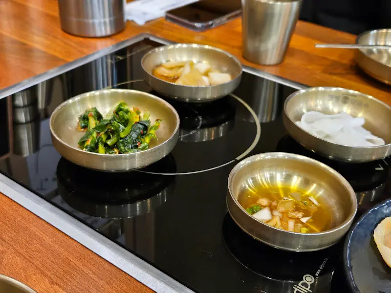 다채로운 놋그릇 반찬