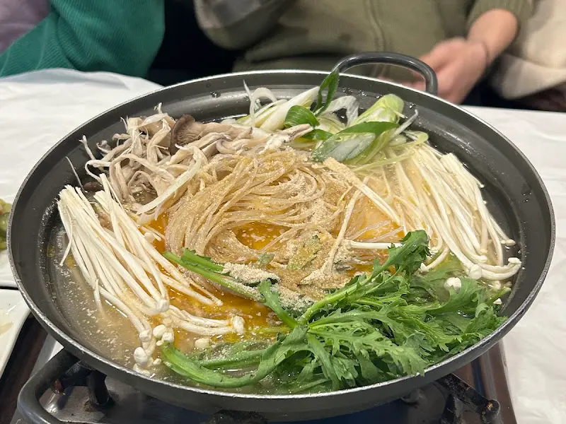 다양한 버섯과 채소가 듬뿍 들어간 두부전골