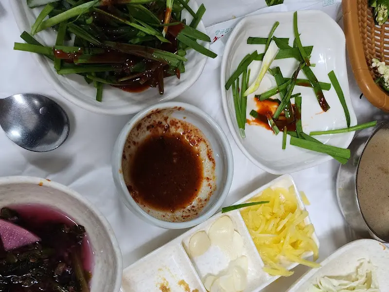 장어탕과 곁들임 채소