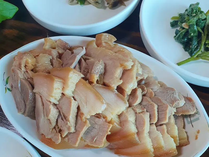 윤기가 흐르는 촉촉한 수육