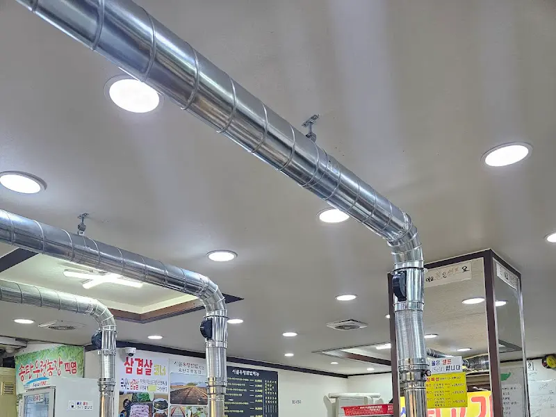 깔끔하게 정돈된 식당 내부 천장