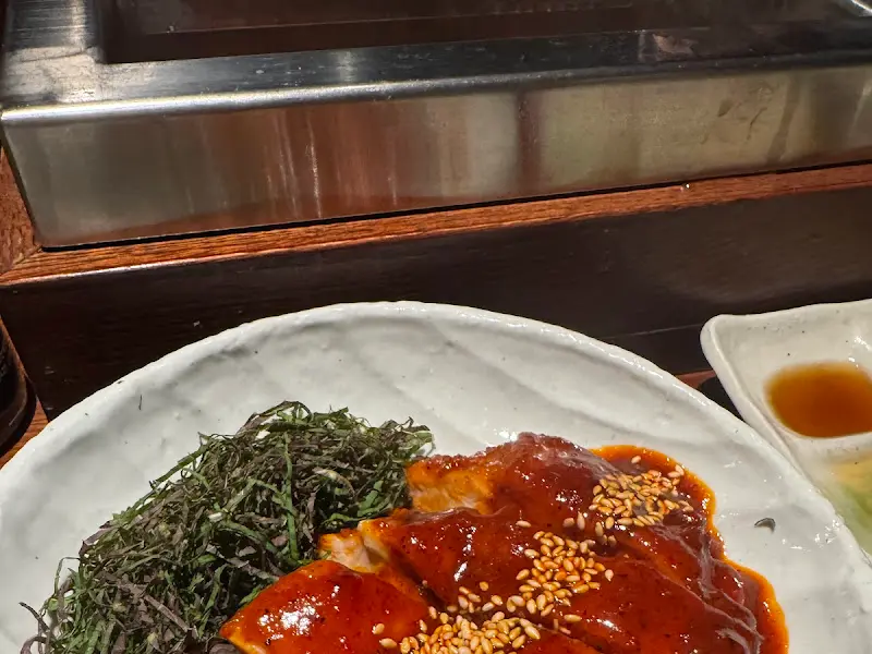 윤기가 좔좔 흐르는 닭다리살 구이