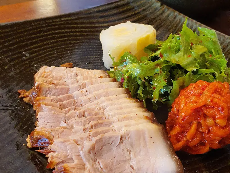 칼국수와 함께 제공되는 보쌈