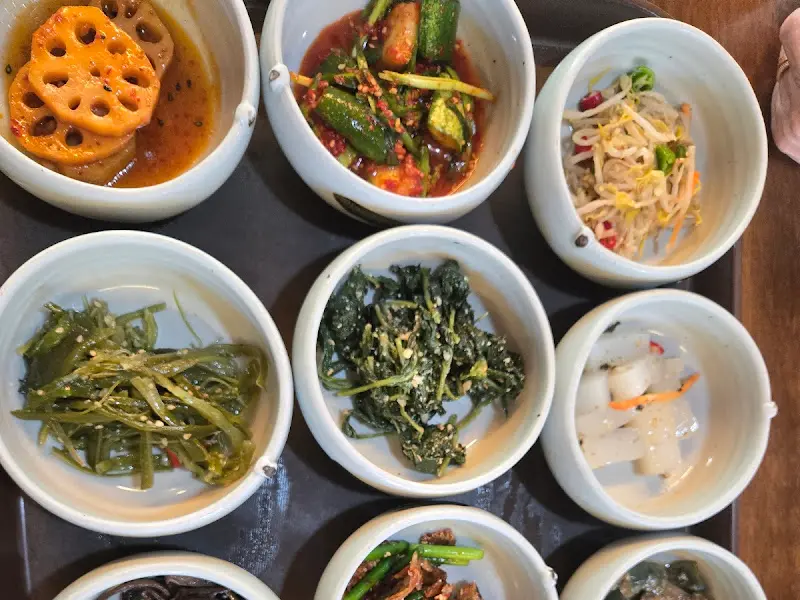 정갈하게 담긴 반찬들