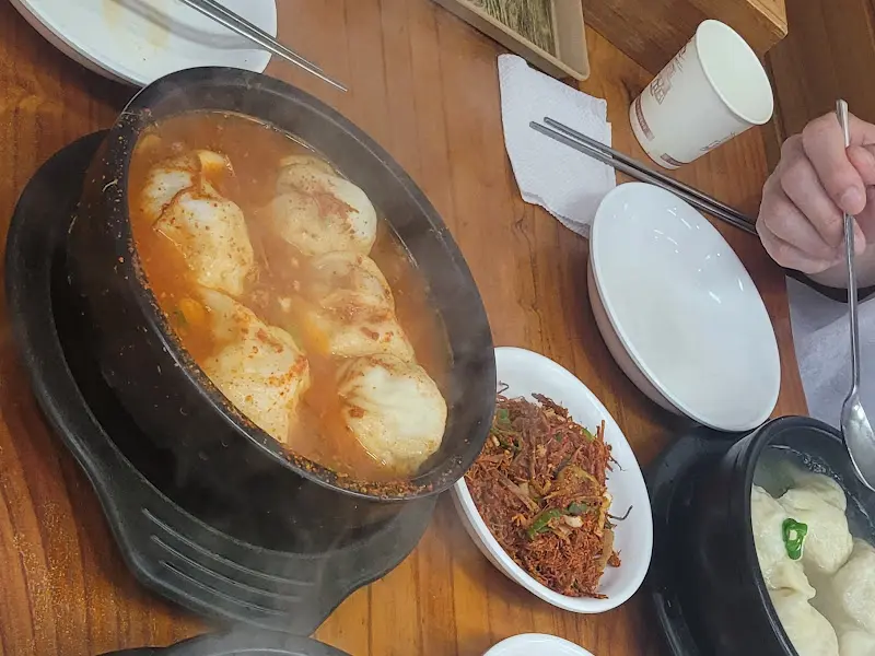 매운 만두국과 맑은 만두국