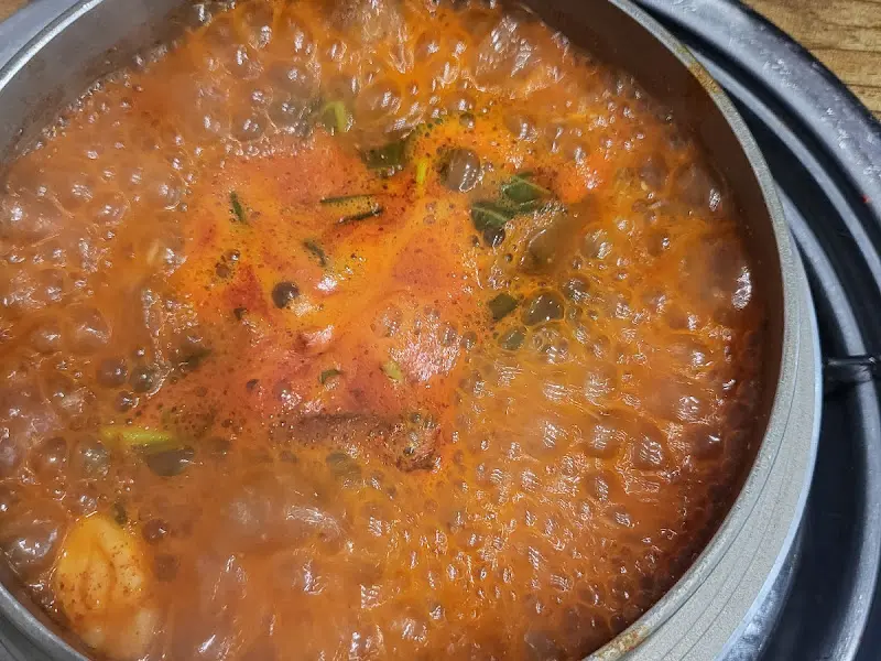 버너 위에서 끓고 있는 어죽