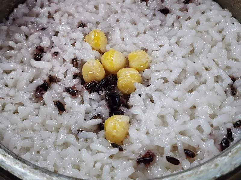 윤기가 흐르는 솥밥