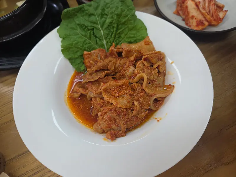 윤기 좔좔 흐르는 흑돼지 제육볶음