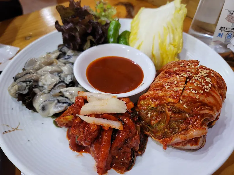 보쌈에 굴 추가는 필수!