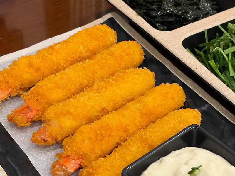 노릇하게 튀겨진 새우튀김