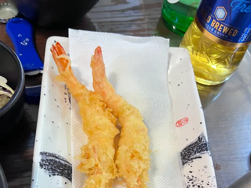 갓 튀겨져 나온 새우튀김