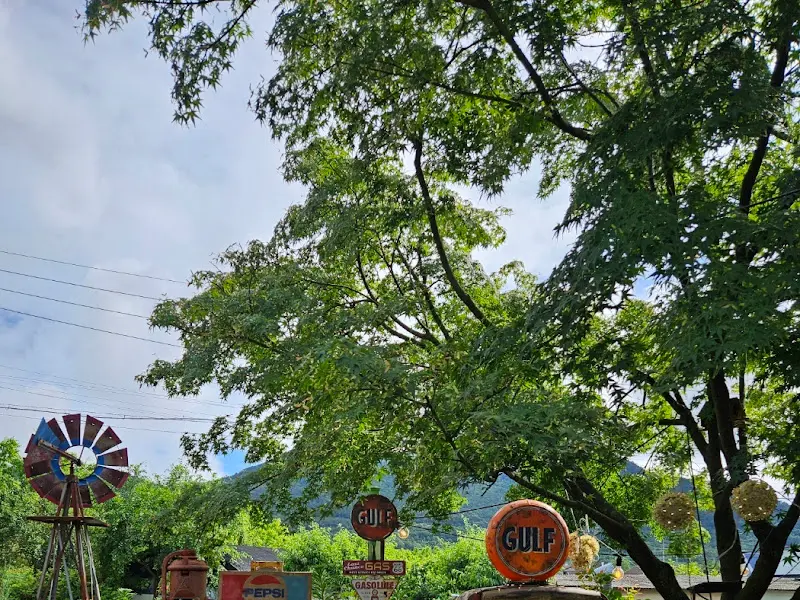 카페 외부 정원의 빈티지 소품들