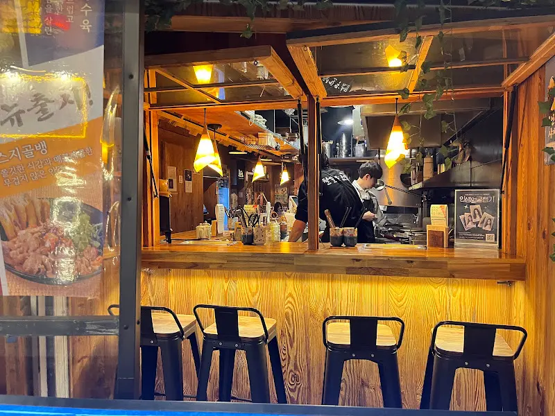 철길부산집 홍대직영점의 따뜻한 내부 모습