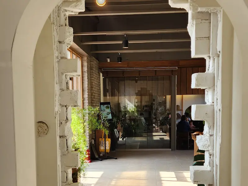 카페 내부에서 외부로 향하는 아치형 통로