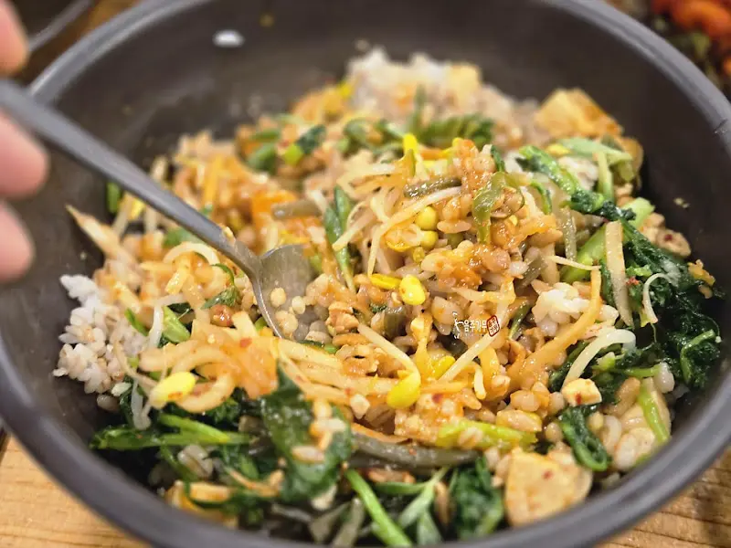 다양한 채소와 고추장이 어우러진 보리밥 비빔밥