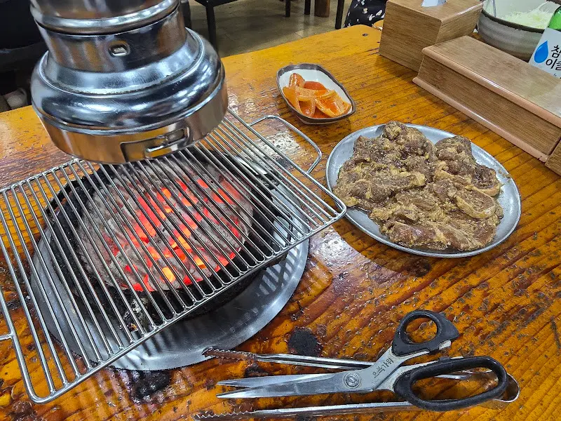 숯불과 돼지갈비