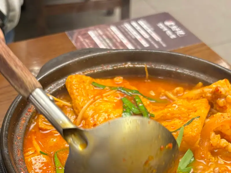 대창전골 떠먹는 모습