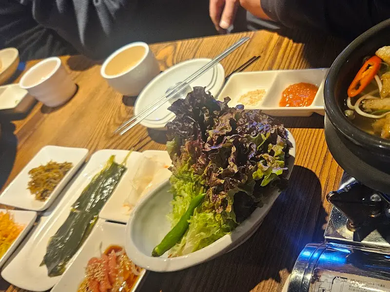 다양한 곁들임 반찬들이 놓인 테이블