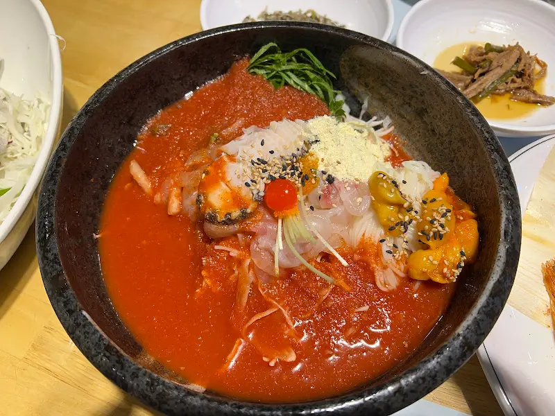 싱싱한 해산물이 가득한 스페셜 물회