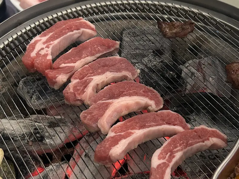 숯불 위에서 익어가는 돼지고기