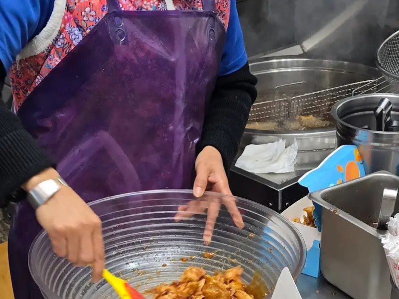 닭강정 버무리는 모습