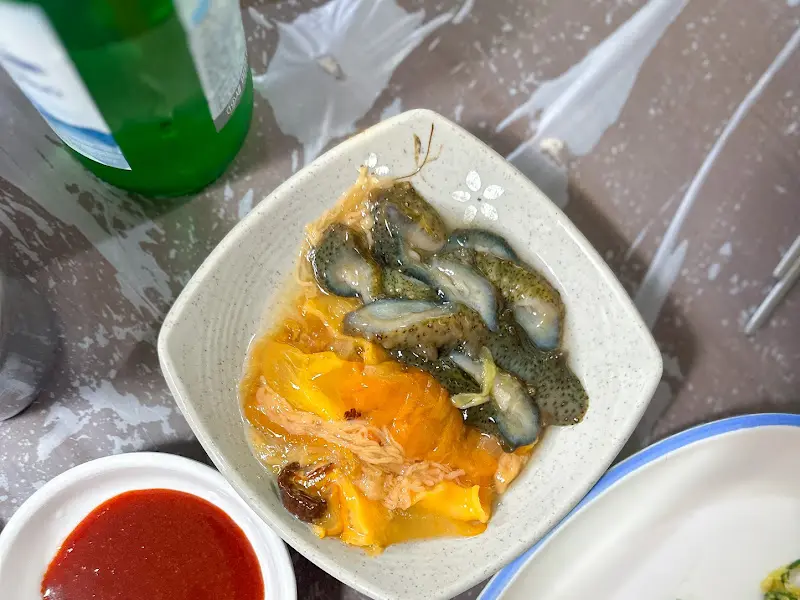 싱싱한 해삼과 멍게가 담긴 접시