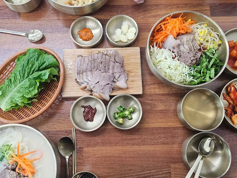 돔베고기, 고기국수, 비빔국수 한 상 차림