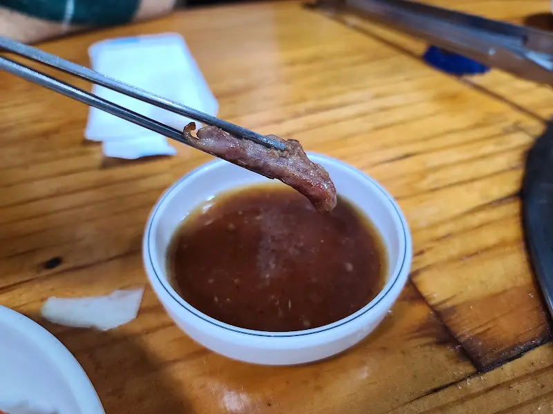 특제 소스에 찍어 먹는 오리고기